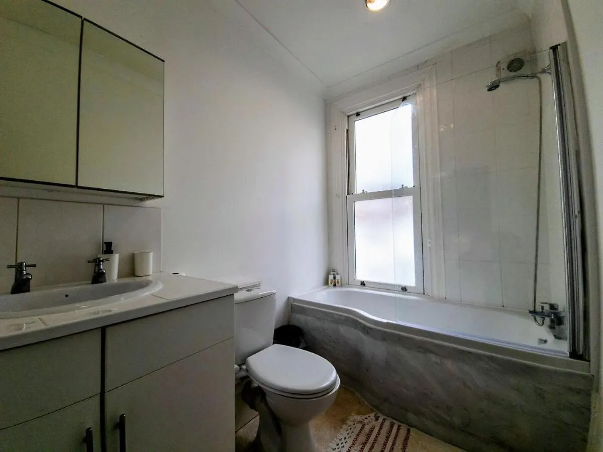 Lägenhet Furnished 4Br Home - Fast Wifi, Washer & Kitchen Brighton