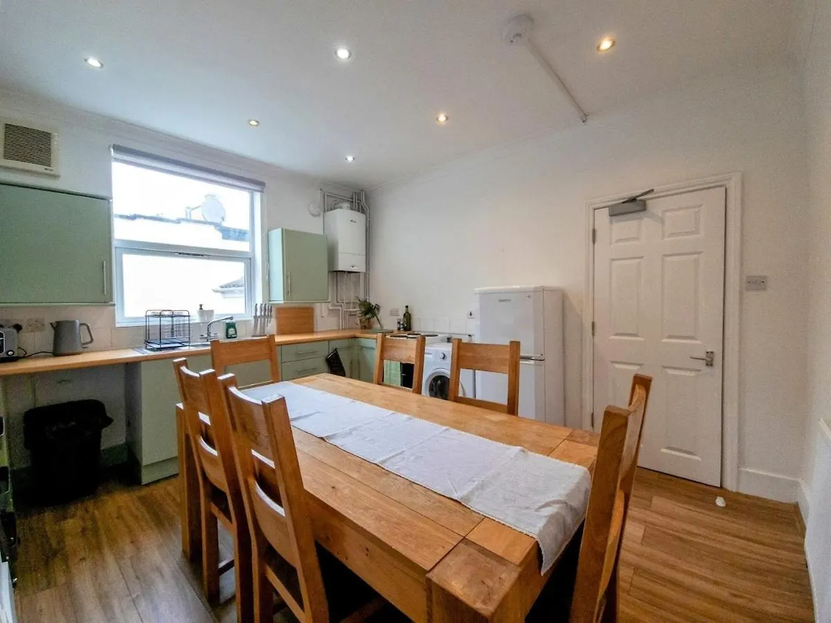 Furnished 4Br Home - Fast Wifi, Washer & Kitchen Brighton Apartamento